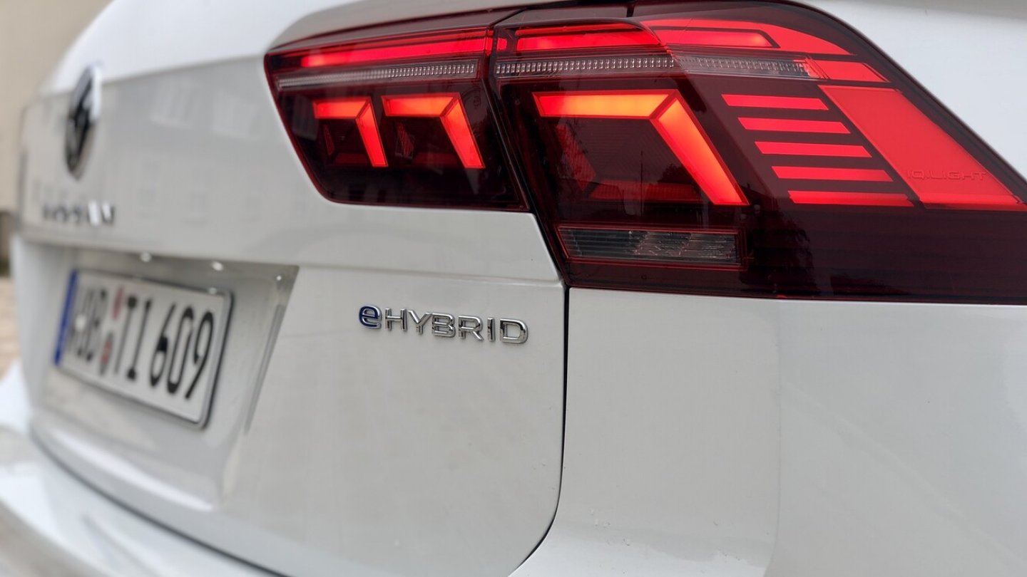 Schriftzug am Heck als Hinweis auf den Hybridantrieb.