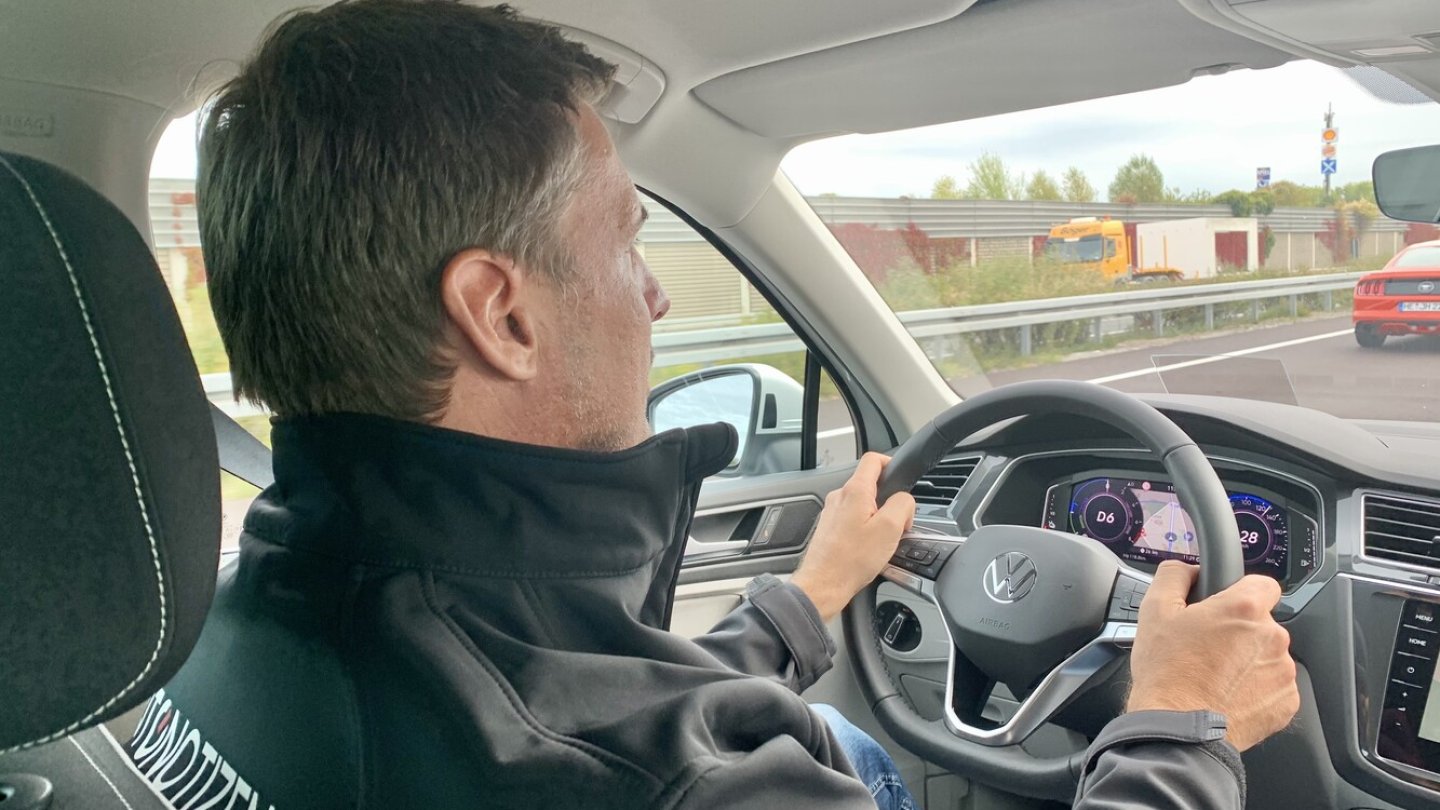 Das lautlose Fahren passt gut zum komfortablen Tiguan.