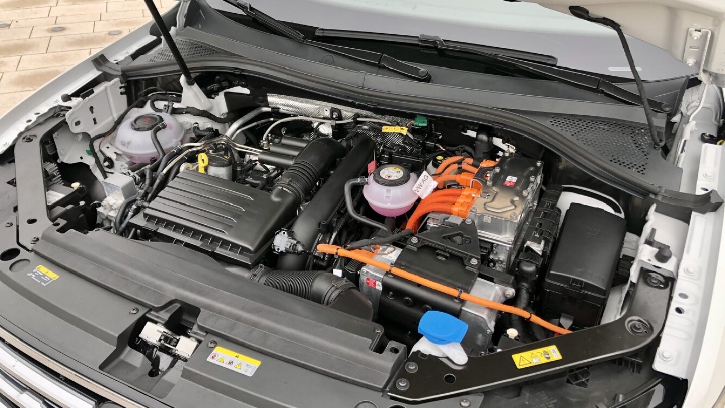 Blick unter die Motorhaube des Tiguan eHybrid.