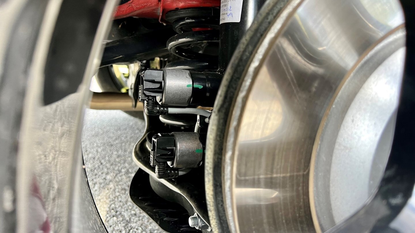 Hier zu sehen: die beiden Ventile, die den Ölfluss im Stoßdämpfer regeln.