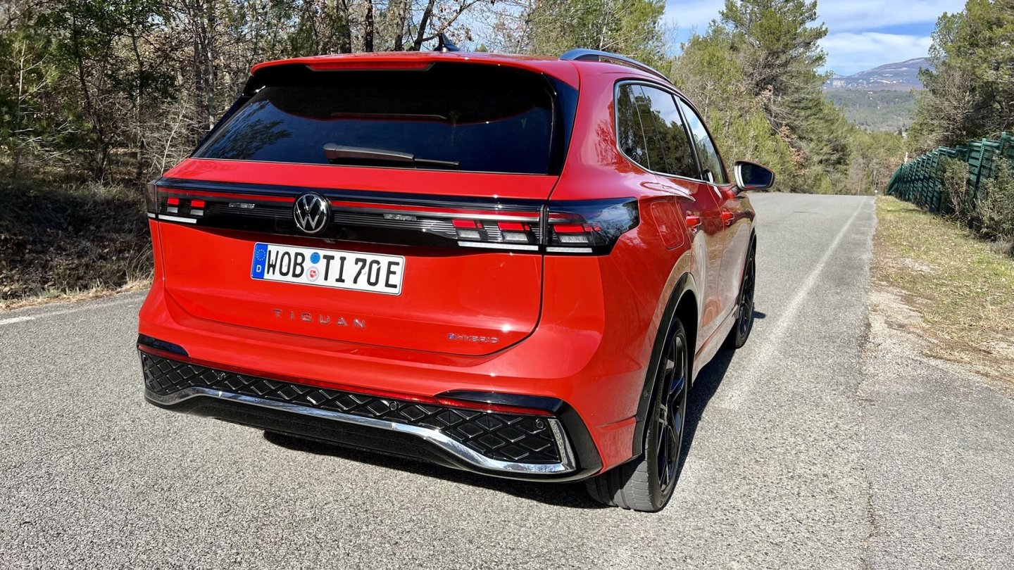 Das Heck ziert ein breites LED-Lichtband.