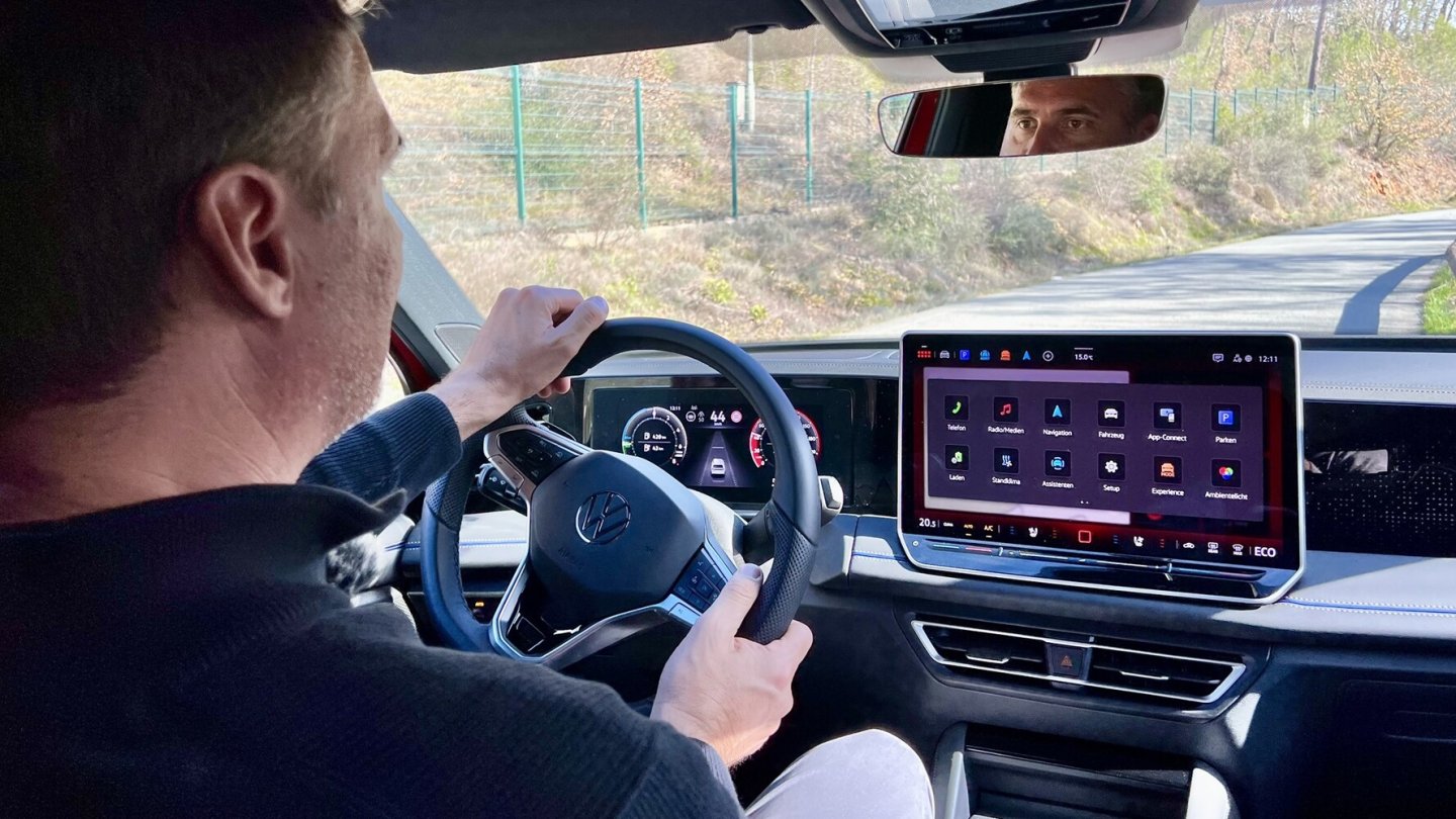 Der Tiguan eHybrid ist auch im elektrischen Fahrmodus ausreichend anstrittsstark.