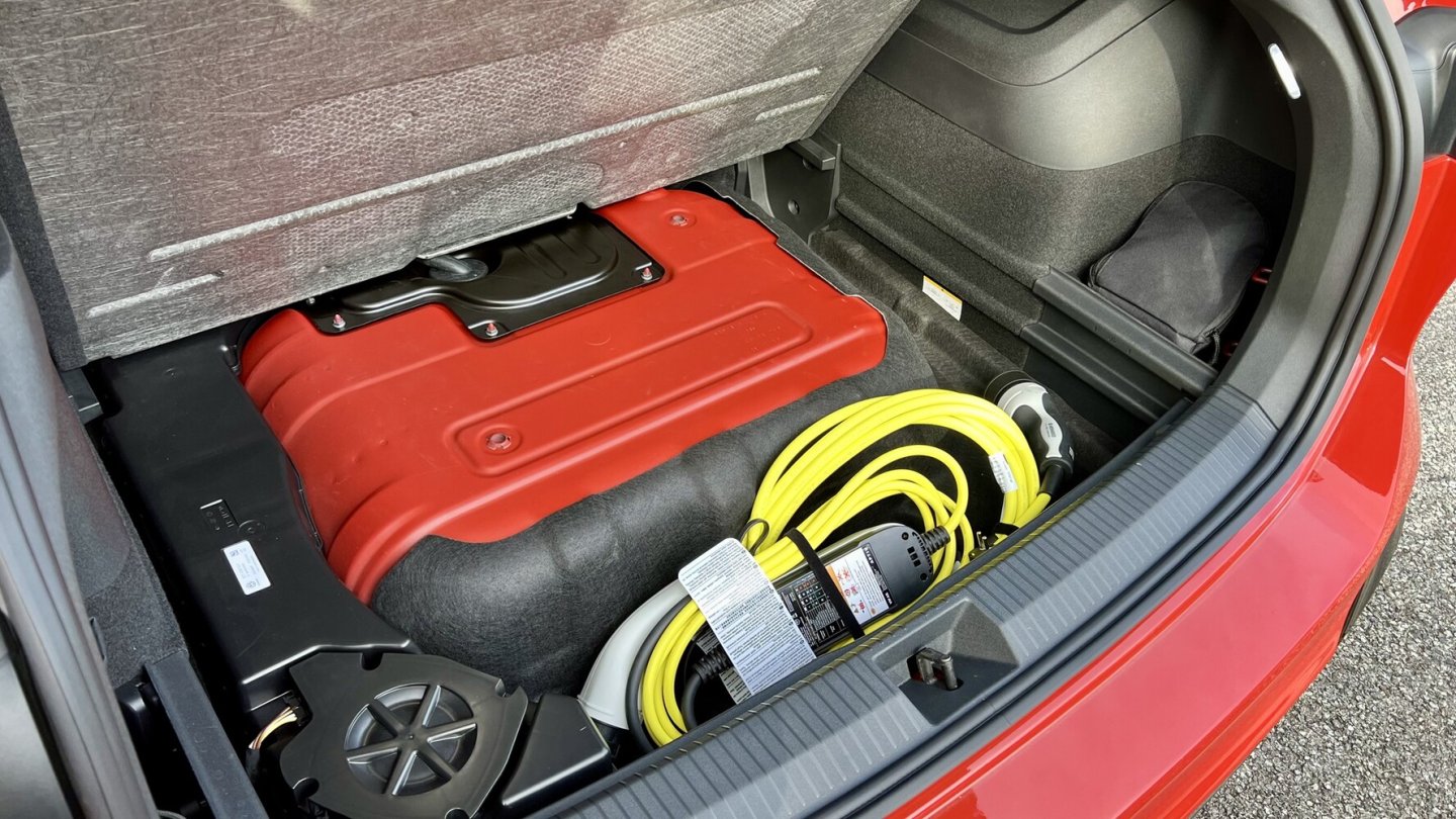 Der Tiguan eHybrid hat im Kellerabteil weniger Laderaum als der reine Verbrenner.