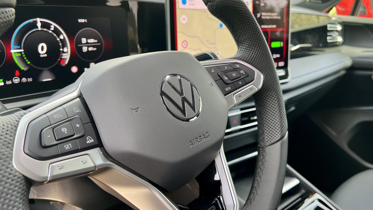 Rolle rückwärts in die richtige Richtung: Es gibt wieder Tasten am Lenkrad.