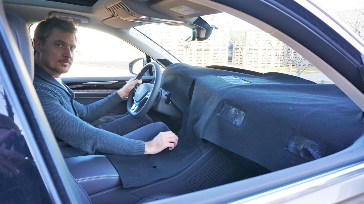 Das Innovision-Cockpit des neuen VW Touareg versteckt sich noch unter der Tarndecke.