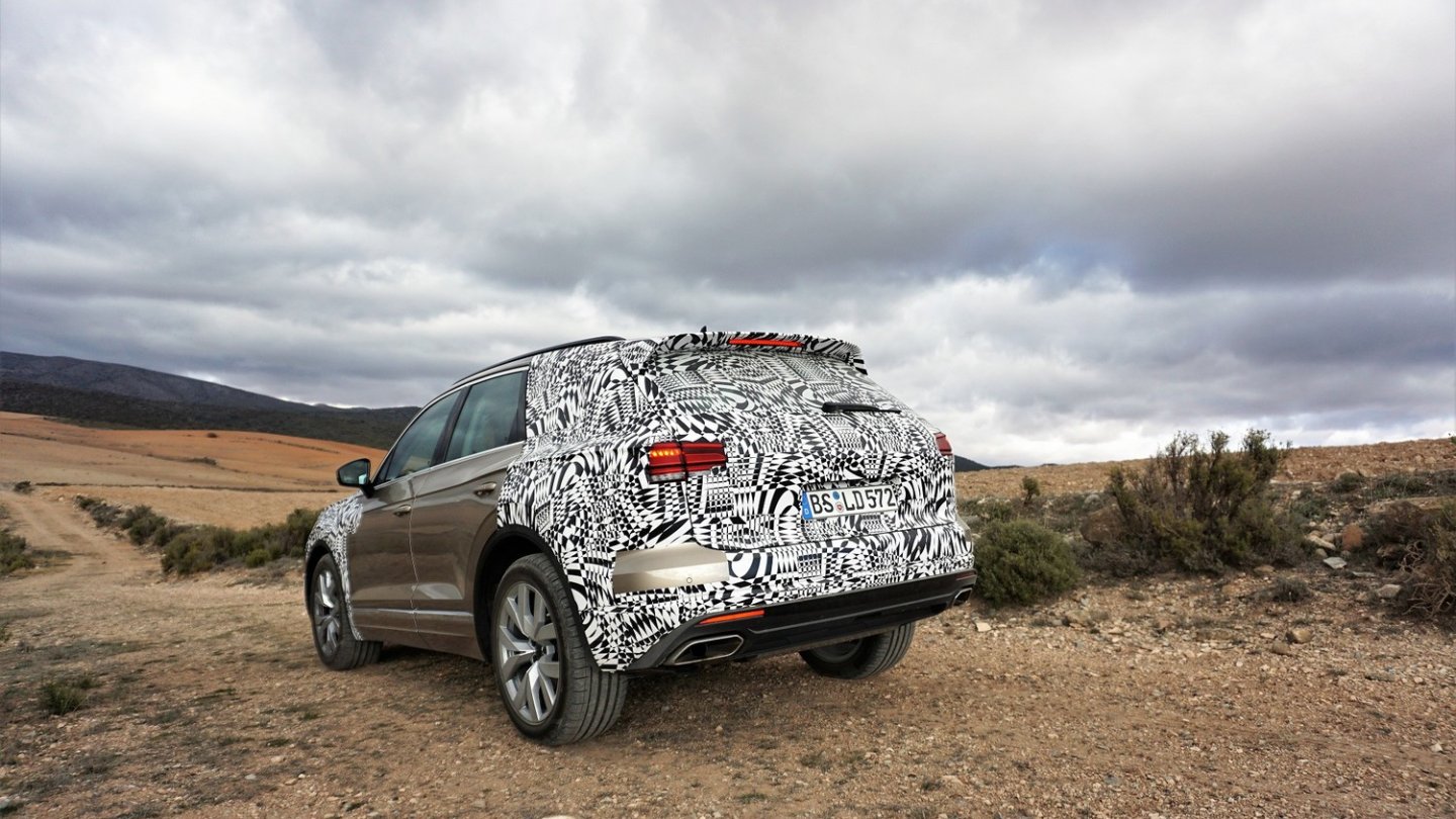 Der Heckabschluss des neuen VW Touareg wird deutlich flacher.