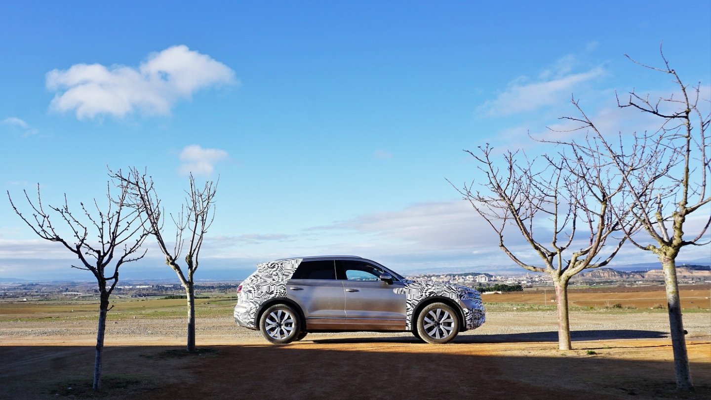 Noch zeigt sich der VW Touareg dem Autor und der Kameralinse nur mit Tarnfolie.