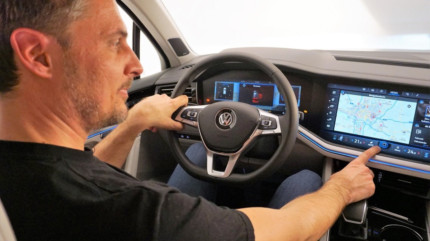 Curved Displays und insgesamt 27 Zoll Bildschirmdiagonale: Das Innovision Cockpit des Touareg.