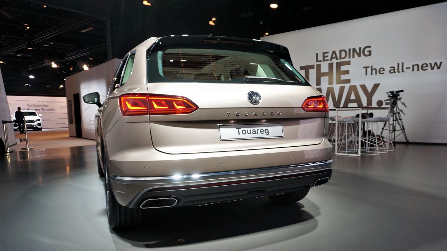 Im Gegensatz zur Front wirkt das Heck des Touareg brav und vertraut.