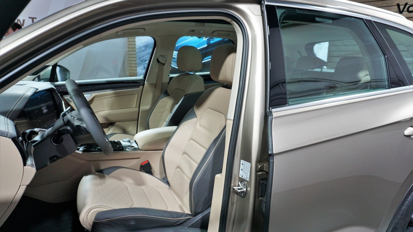 Der VW Touareg Atmosphere empfängt mit warmen Farbtönen.