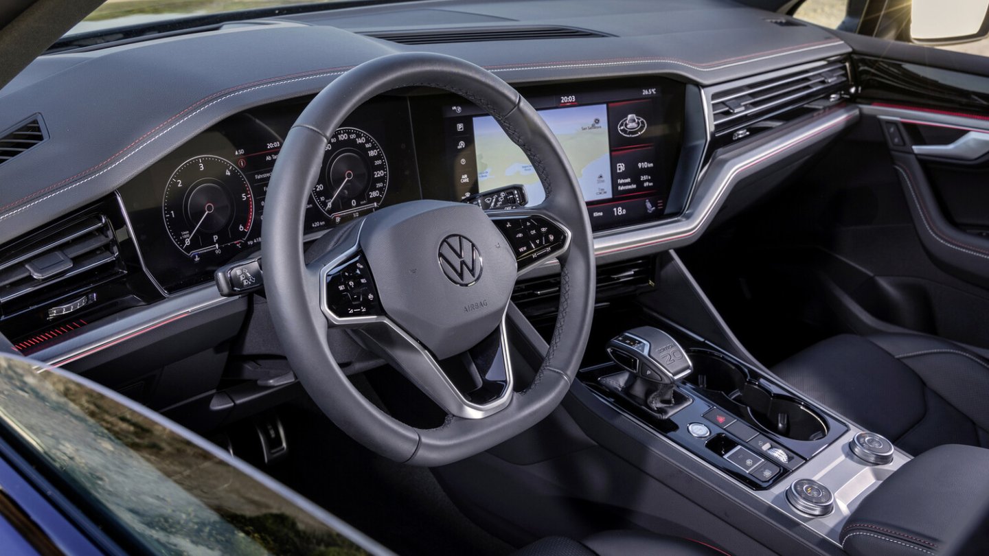 Rote und beige Nähte werten den Innenraum auf.