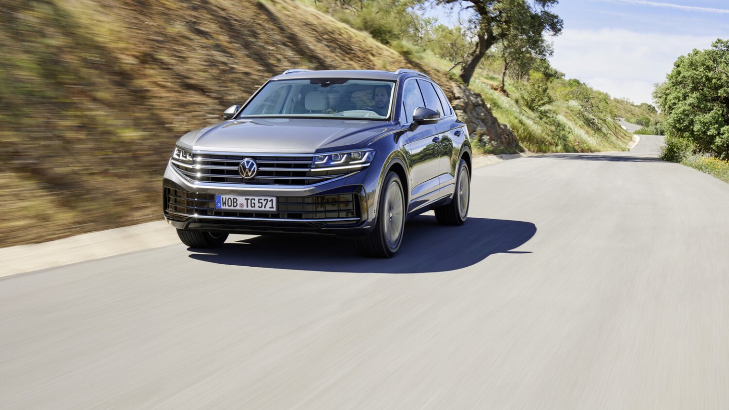 Der Touareg Elegance trägt viel Chrom im Gesicht.