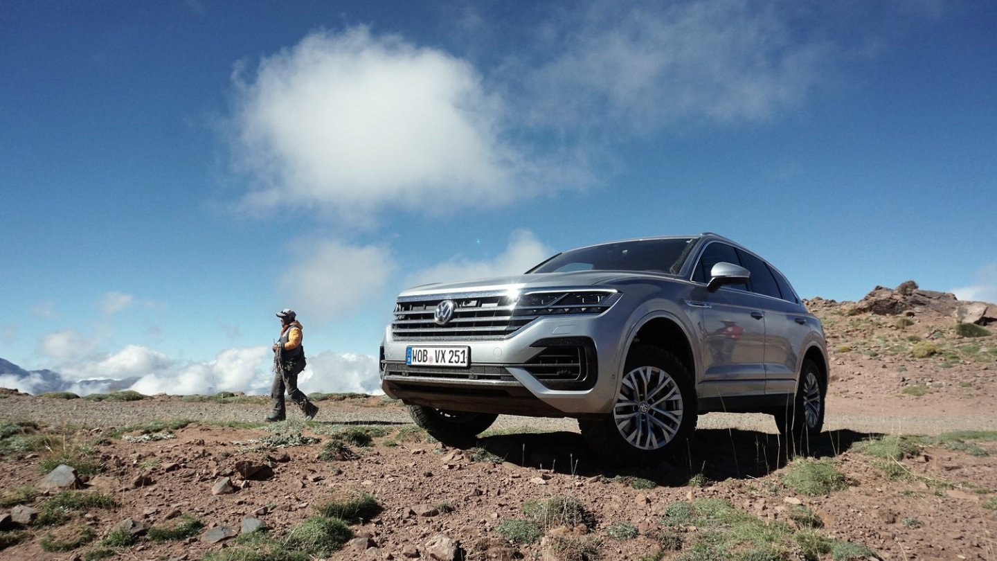 Der verchromte Grill des VW Touareg macht Eindruck. Aber nicht beim einheimischen Straßenverkäufer.