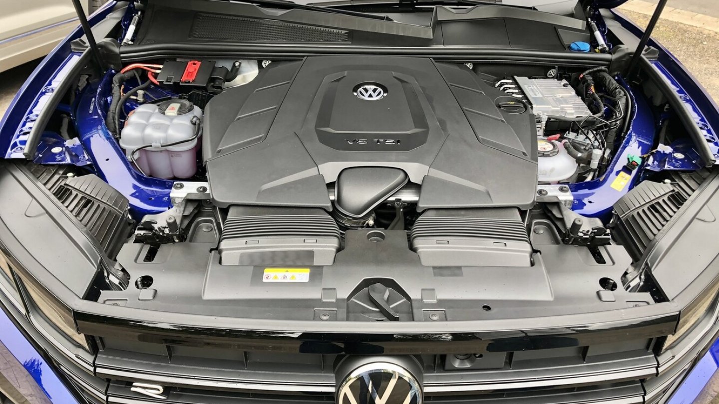 Die Motorabdeckung zeigt noch das alte VW-Logo.