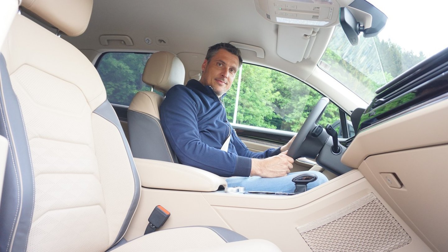 Auf dem Kommandoplatz des Touareg hält man es gerne und gerne lange aus.