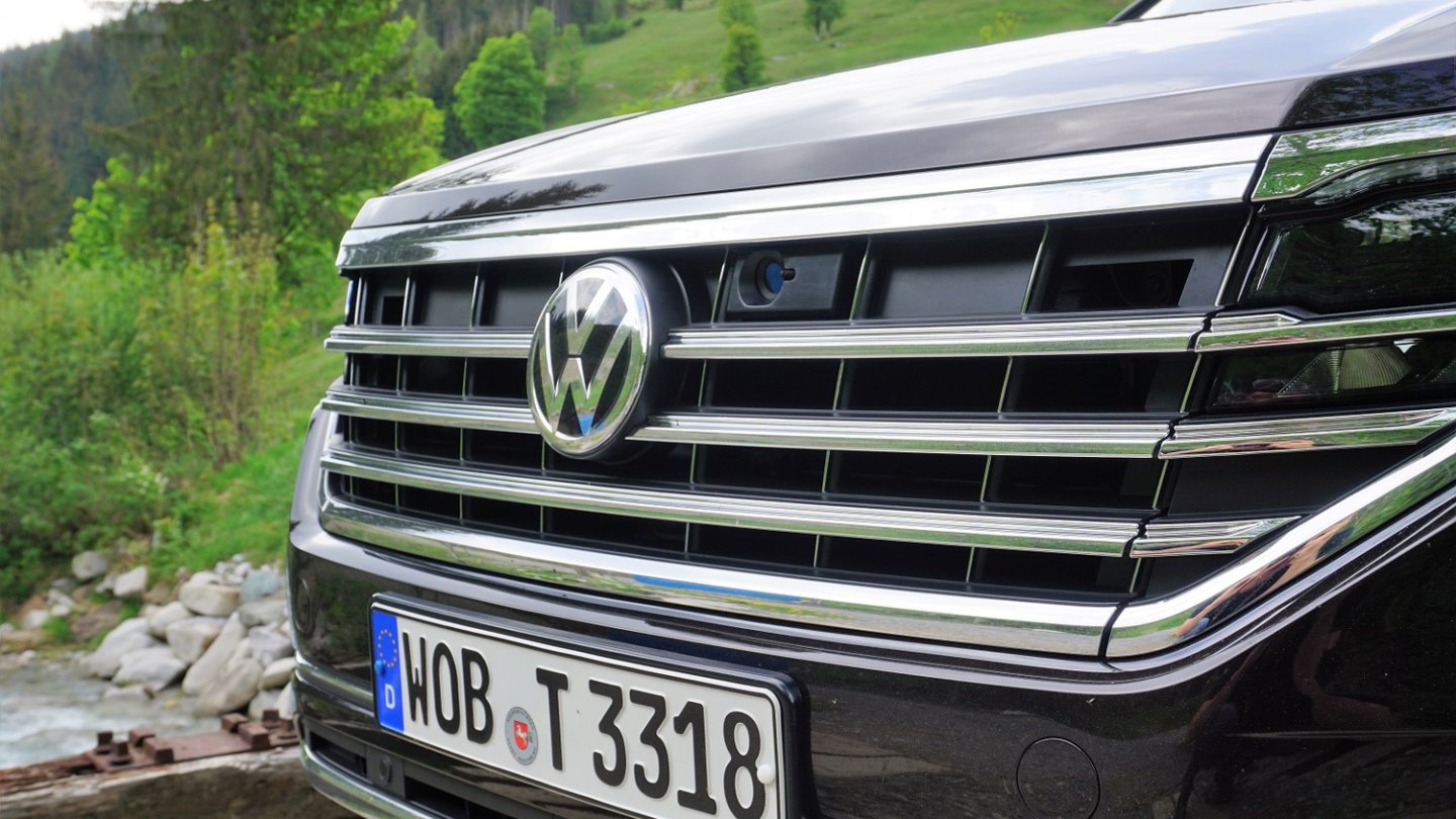 In der Frontmaske sitzt die Kamera für das Night Vision - System.