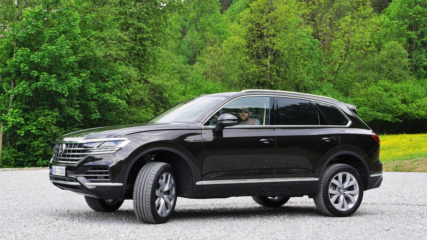 Im Fahrmodus Offroad+ ist der Touareg ganz schön hochbeinig.