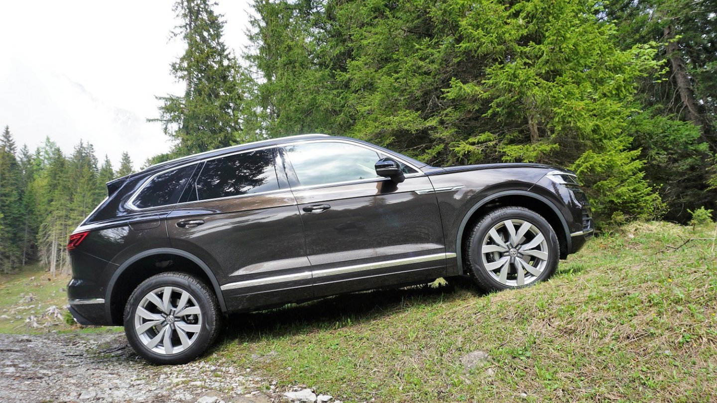 Trotz Oberklasseambitionen kann der VW Touareg auch weiterhin klettern.