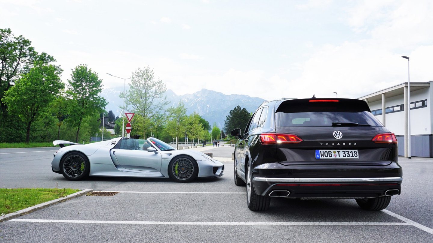 Familientreffen. Der neue VW Touareg trifft einen Porsche 918 Spyder.