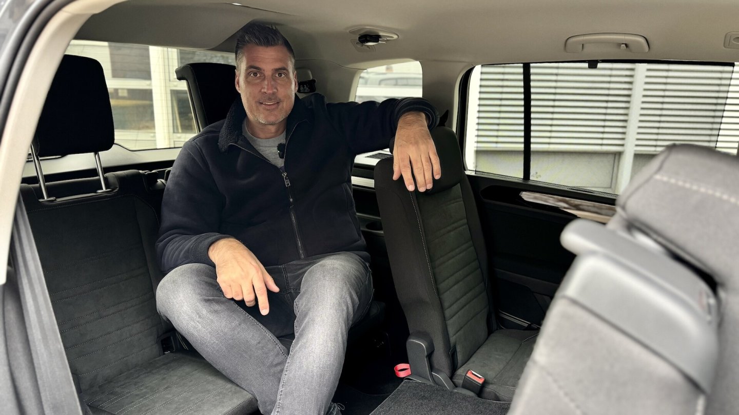 Für Erwachsene ist die aufpreisfreie dritte Reihe arg eng - aber der Touran bietet damit fünf Isofix-Plätze.
