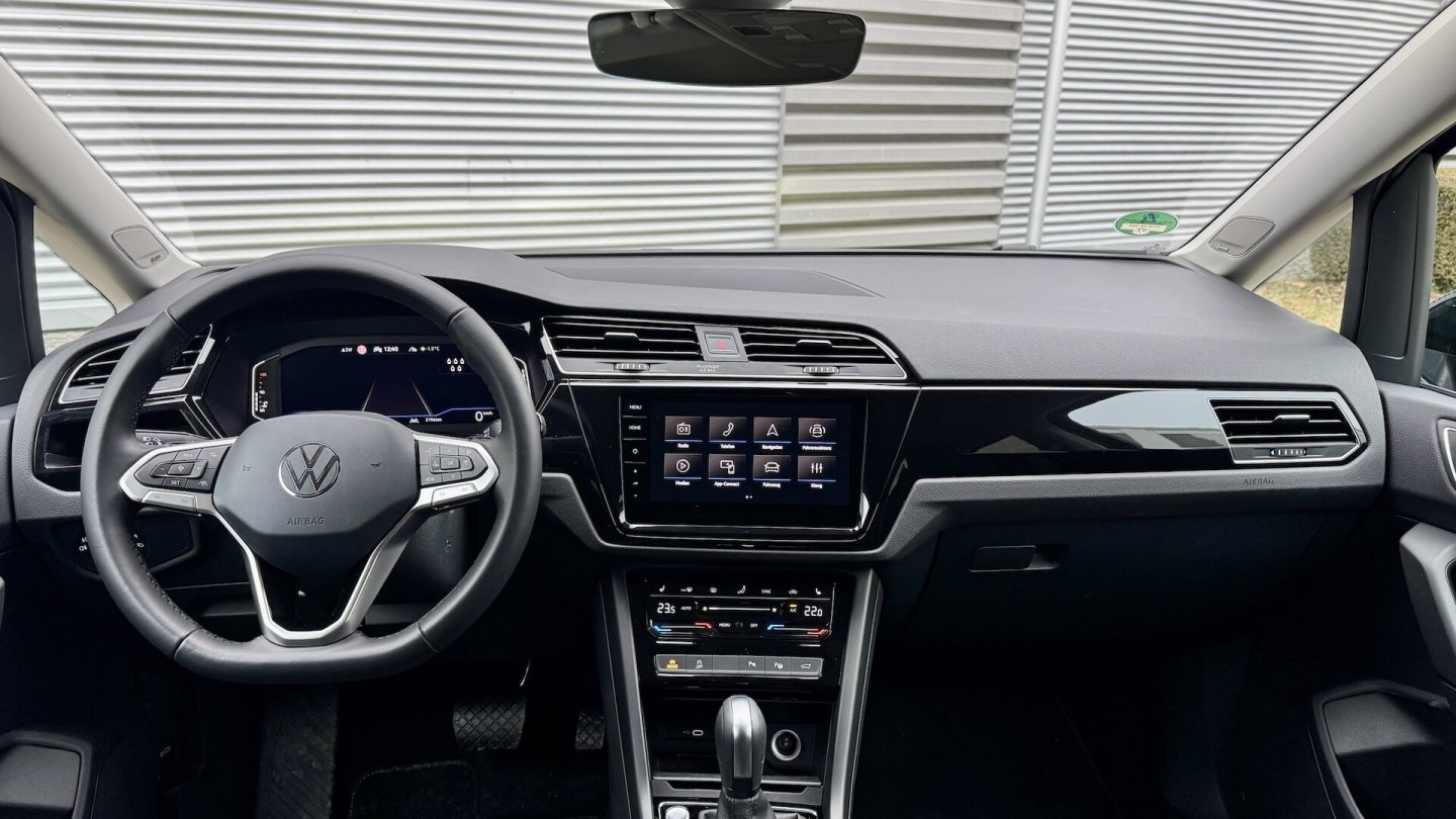 Solide Verarbeitung im klassischen Cockpit. Das größte Infotainment-System verzichtet auf einen Audio-Drehregler.