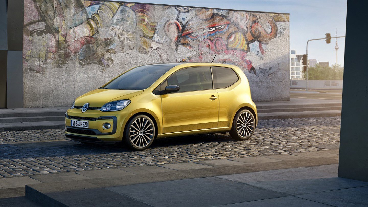 Ganz schön hip, so ein Up: Mit frischem Facelift und riesen Felgen vor der Graffiti-Wand.