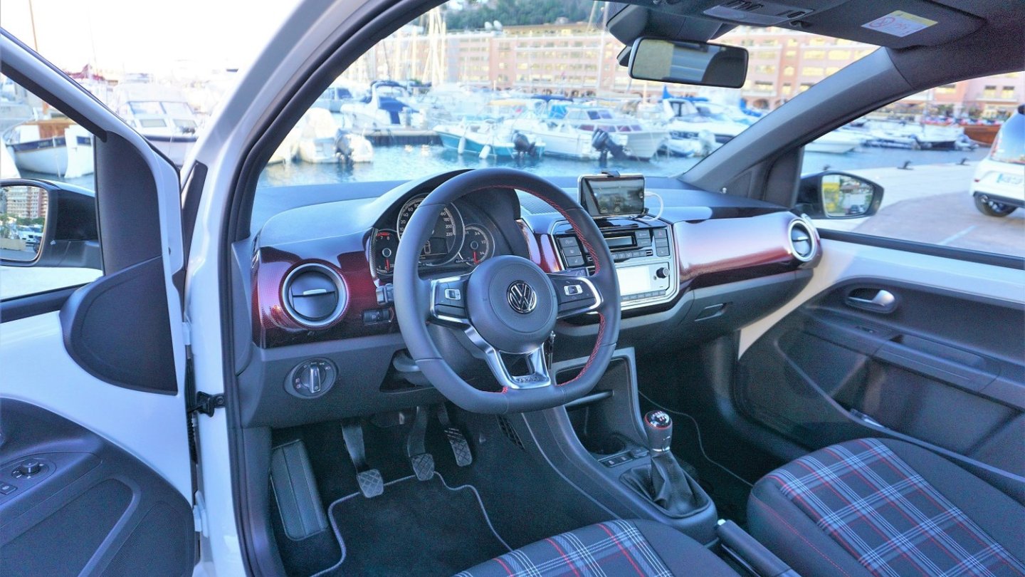 Rote Dekorfolie, das Sportlenkrad und die Sitzbezüge sind spezielle GTI-Zutaten.