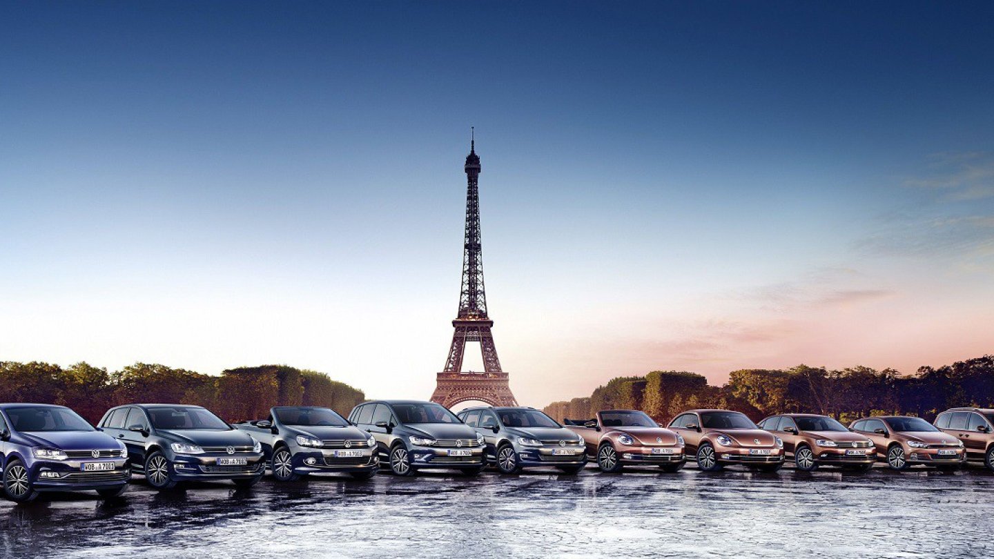 Alle Allstar-Sondermodelle versammeln sich vor der digitalen Eifelturm-Fototapete