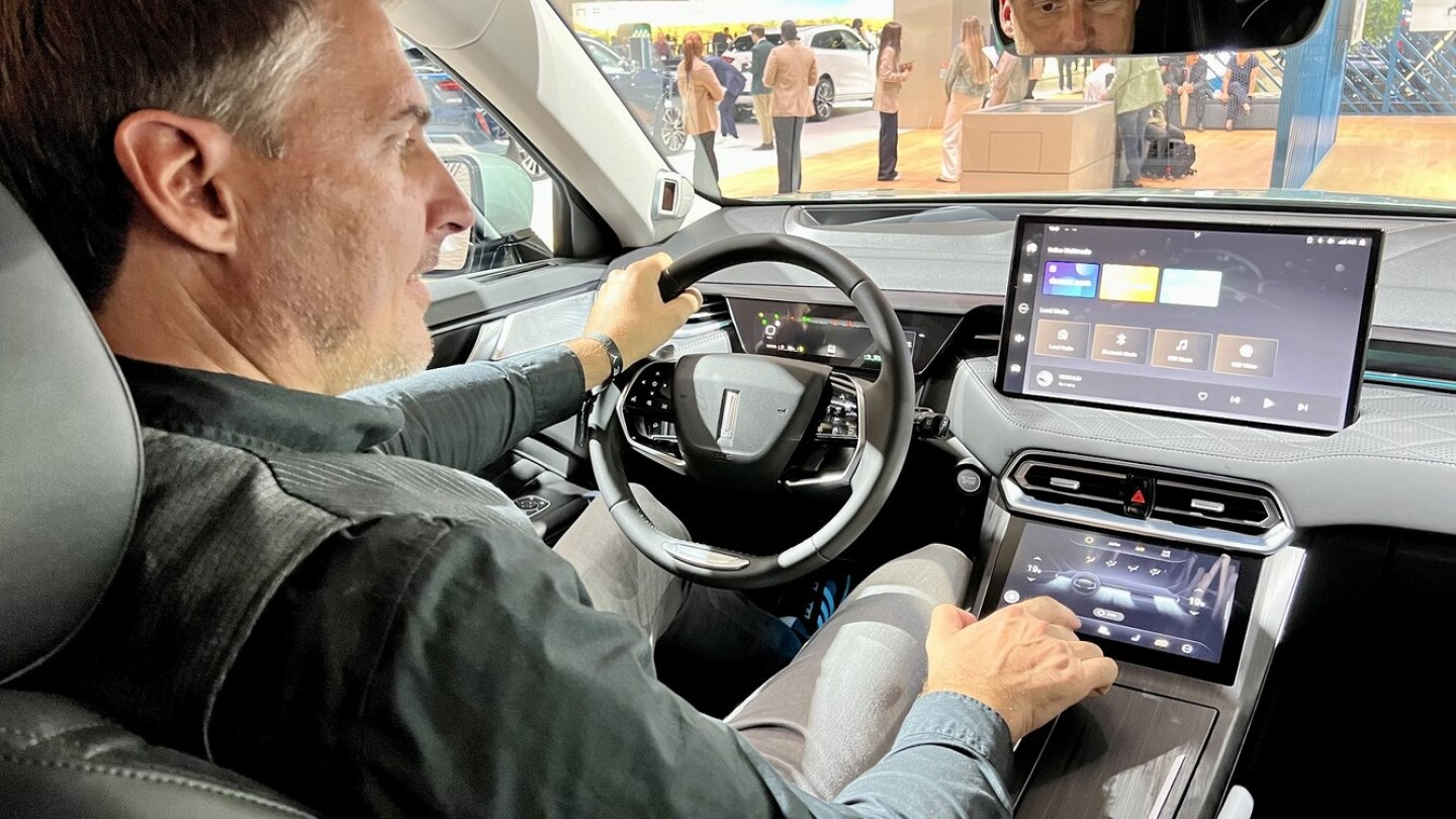 Logisch aufgebaute Menüs erleichtern die Bedienung m Cockpit des WEY Coffee 01.