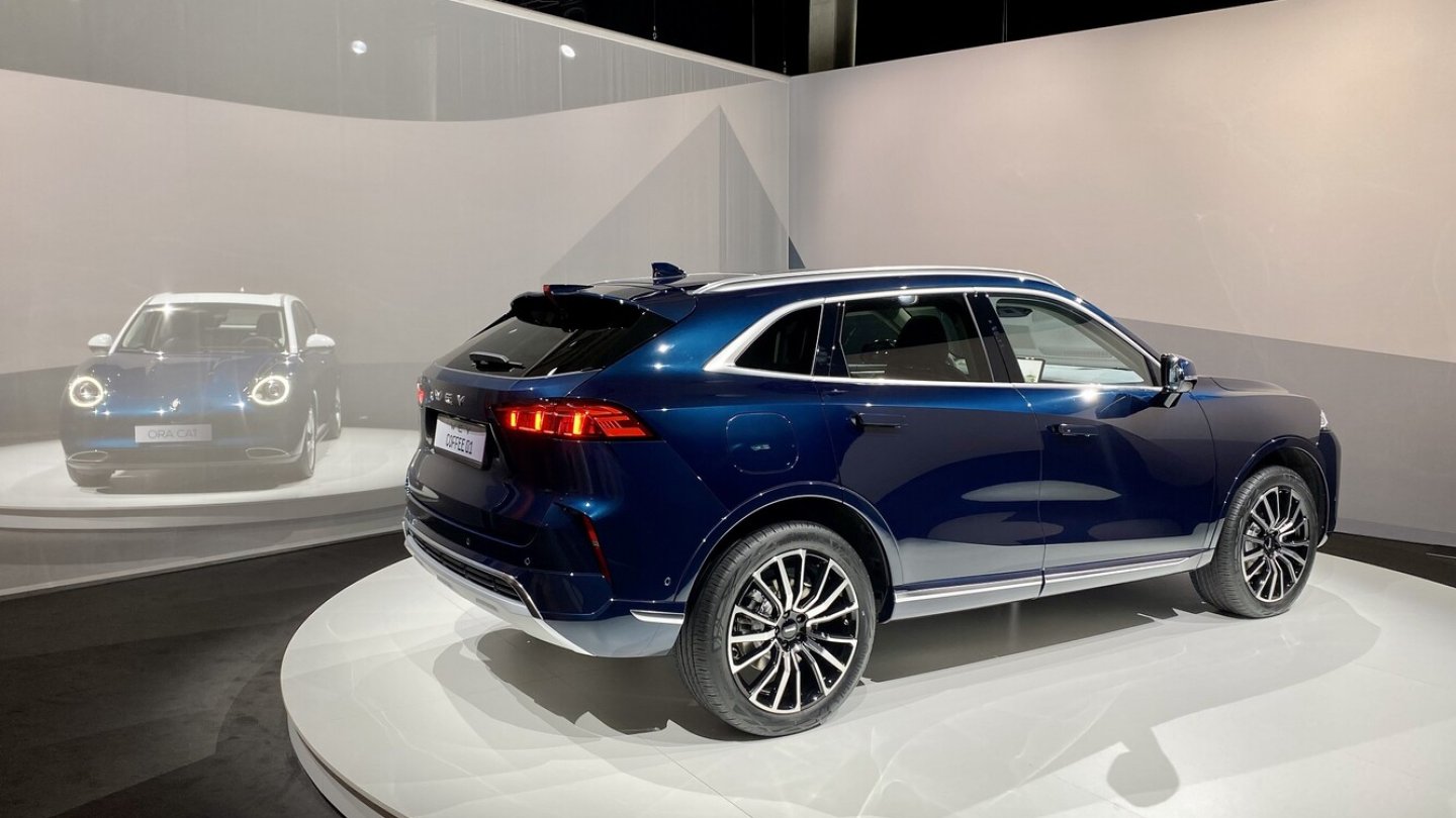 Neben Wey startet 2022 auch die Marke Ora. Links im Hintergrund ist der Ora Cat zu sehen.