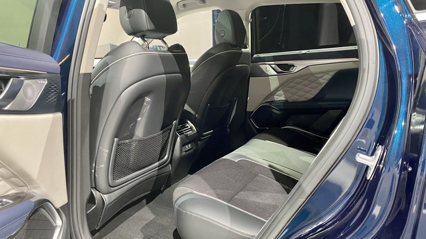 Vor allem im Fond herrschen großzügige Platzverhältnisse.