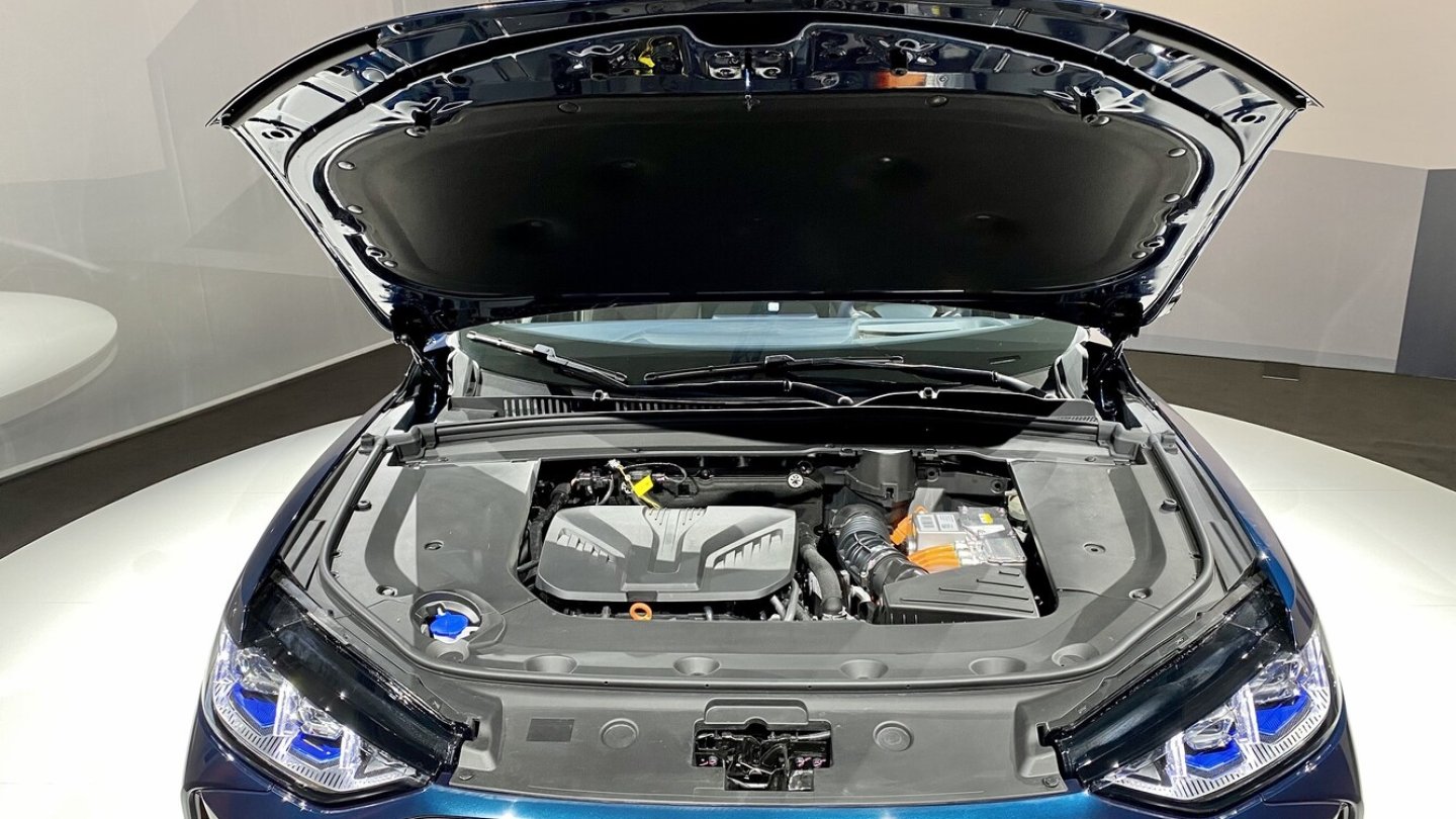 Ein Benziner und zwei Elektromotoren sorgen für bis zu 350 kW / 476 PS.