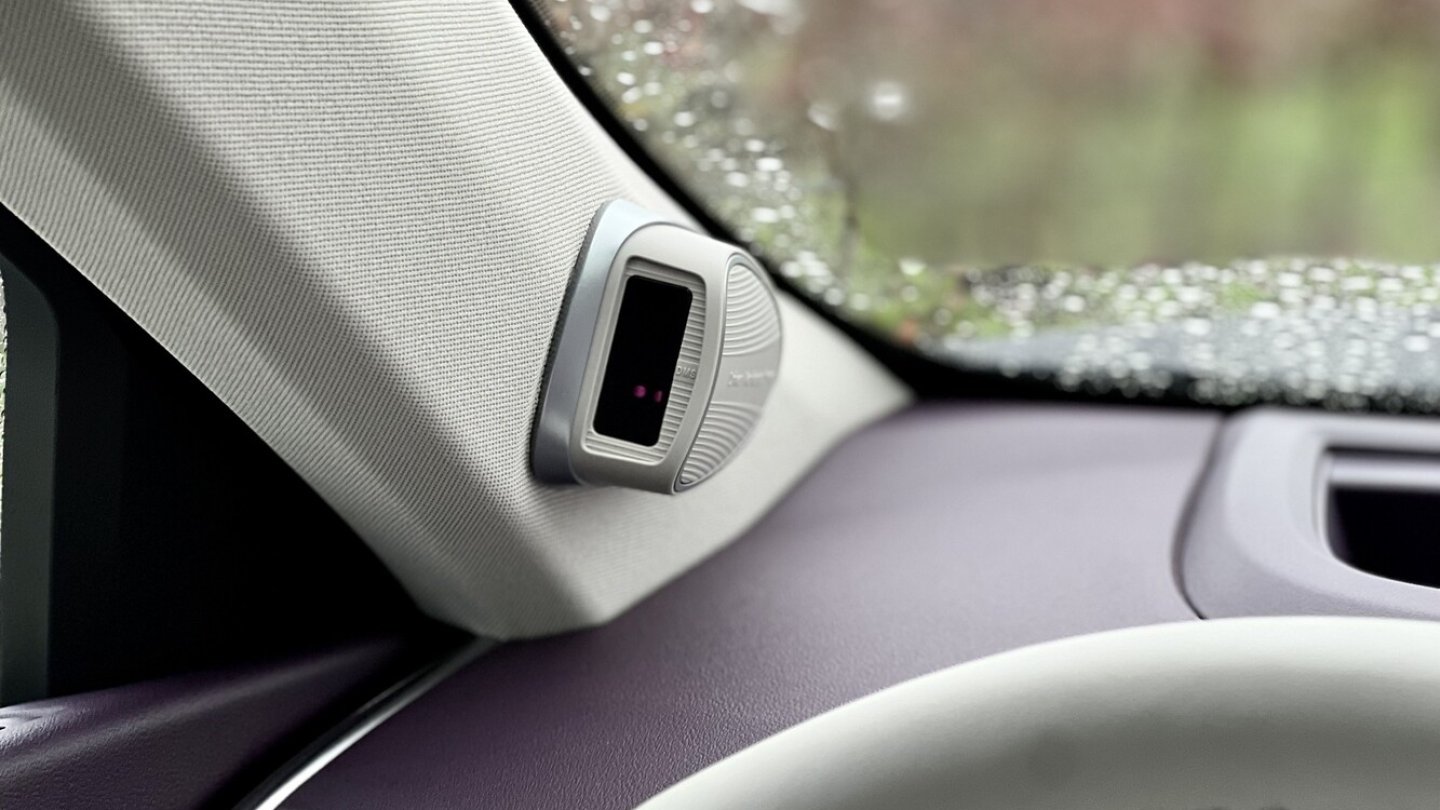 Die Kamera an der A-Säule ist auf den Fahrer gerichtet.