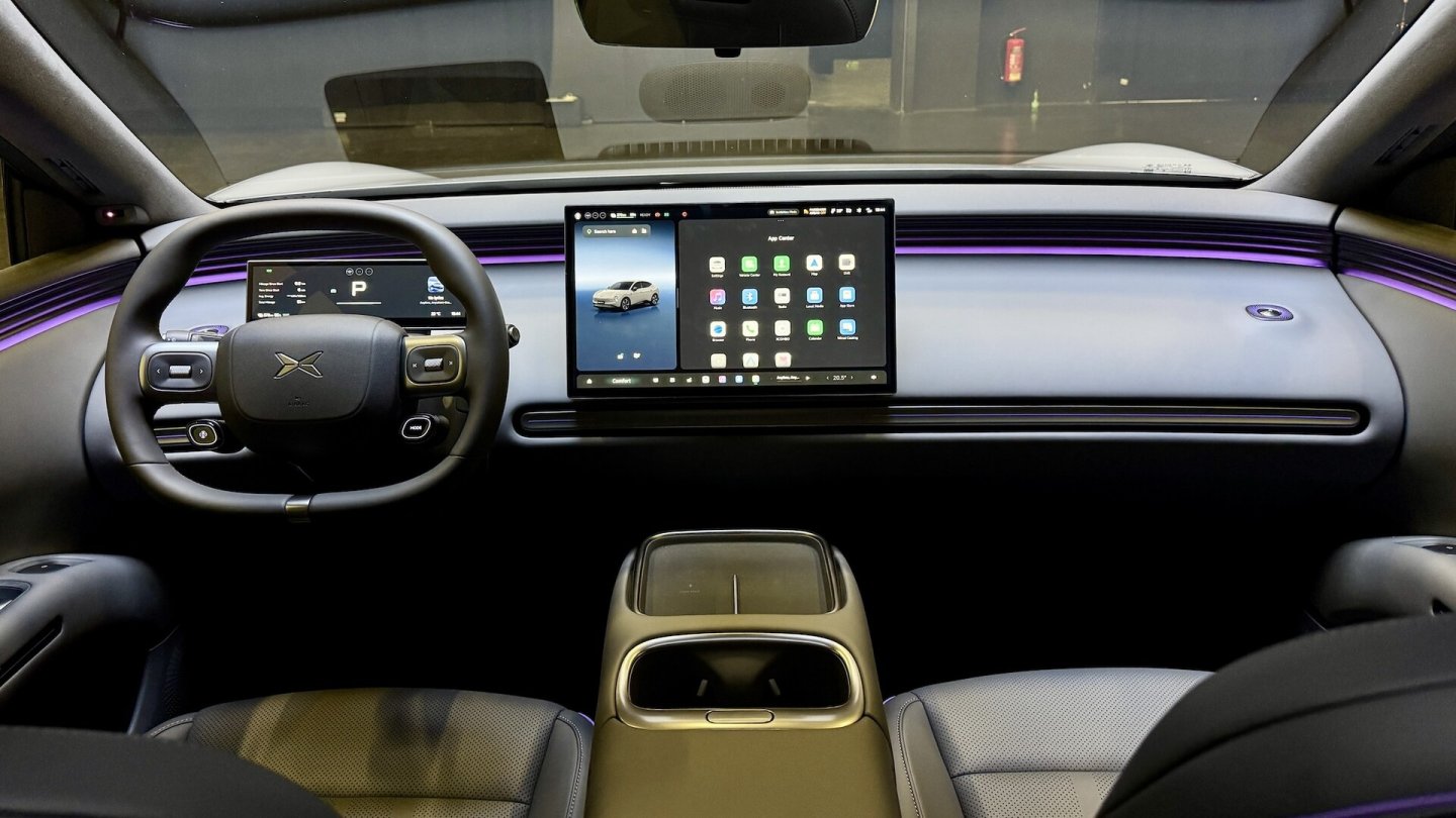 Ein Head-up-Display ist immer mit dabe, die neueste Assistenz-Ausstattung nur im Ultra-Modell.