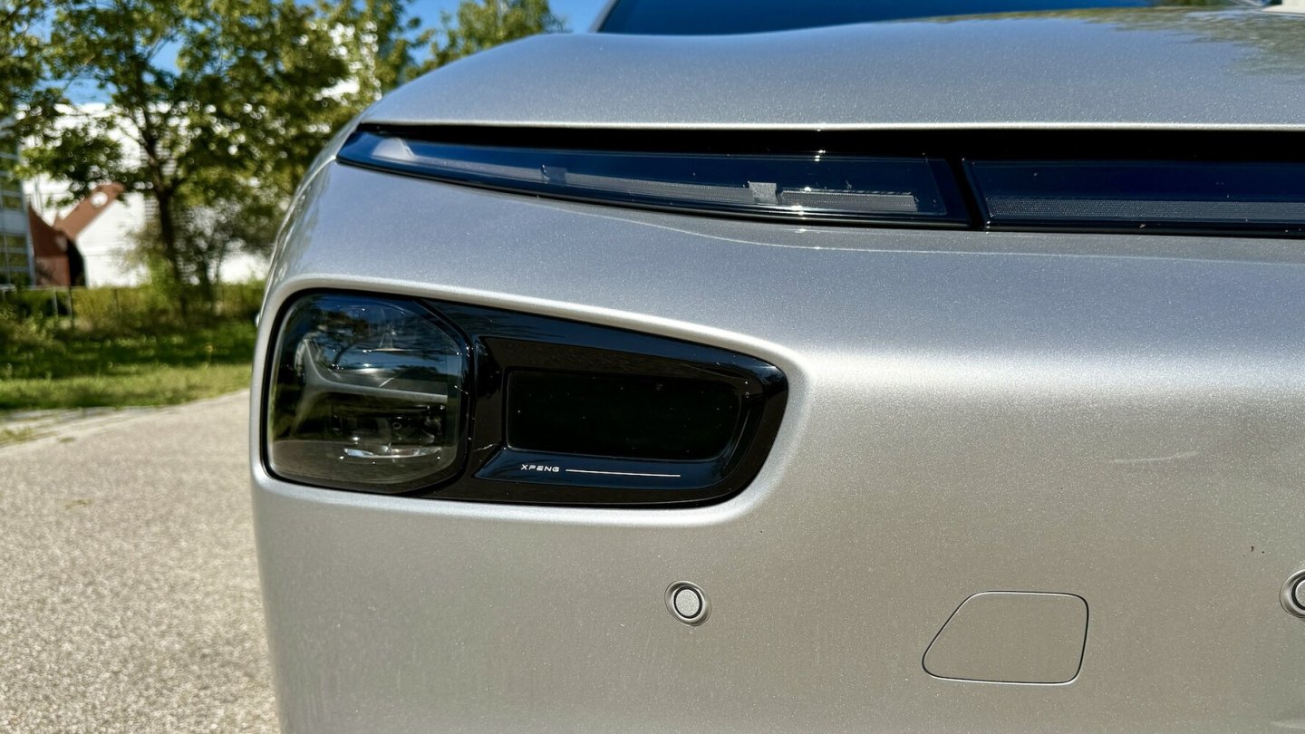 Neben den LED-Scheinwerfern sitzen die Sensoren für die Fahrassistenz.