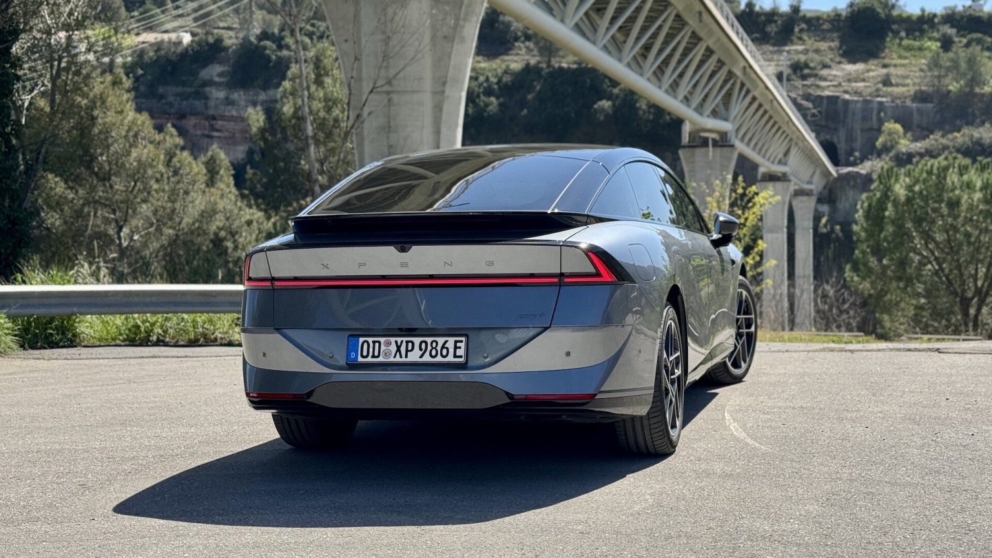 Die aerodynamisch optimierte Fließheckkarosserie zeigt einen eigenen Stil.