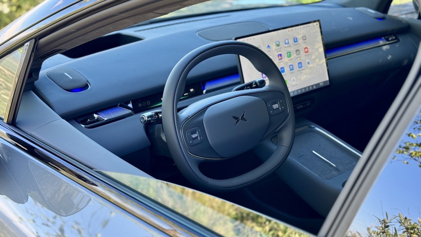 Ein großes Head-up-Display zählt beim P7+ zur Serienausstattung.