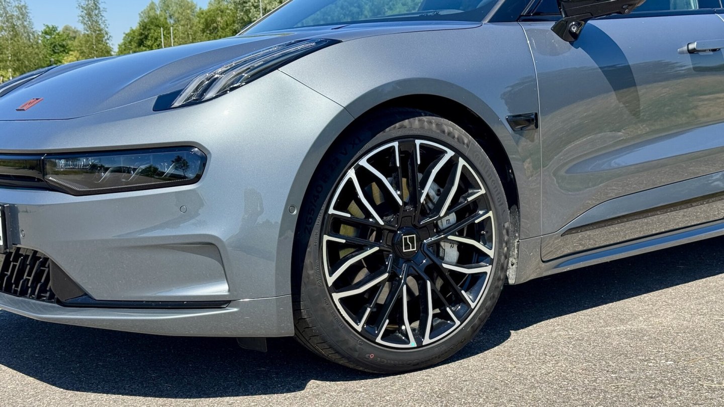 Der 001 Privilege AWD steht auf mächtigen 22-Zoll-Rädern.