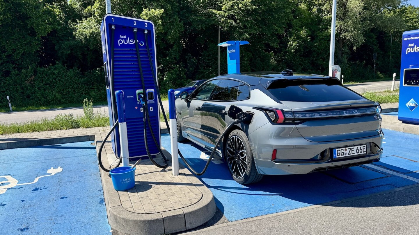 Die maxmale Ladeleistung von 200 kW wird schnell erreicht, dann fällt die Kurve wieder leicht ab.
