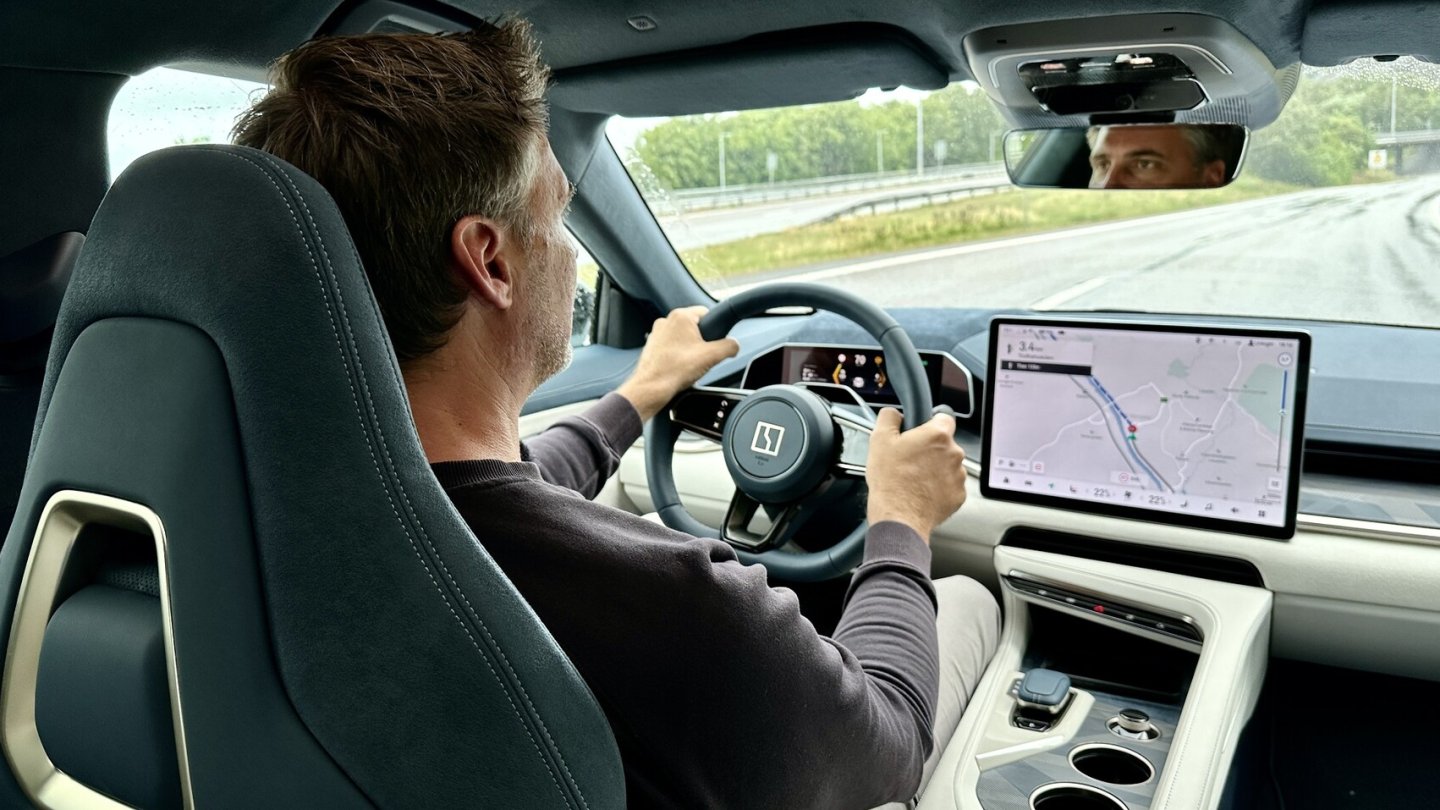 Mit Luftfahrwerk ebnet der Zeekr 001 seinen Weg.