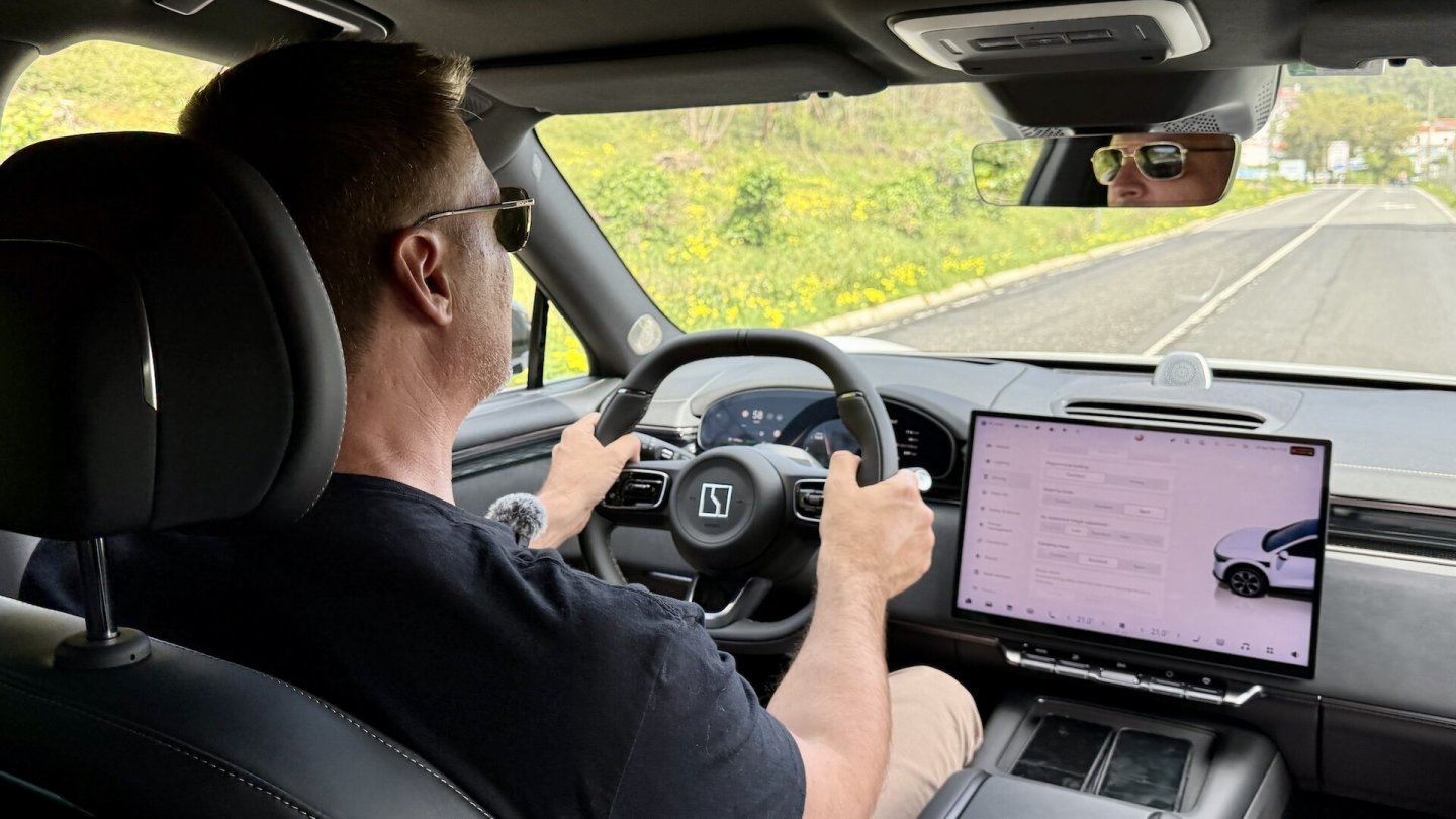 Auf kurvigen Straßen fühlt sich der Zeekr 7X kompakter an, als er ist.