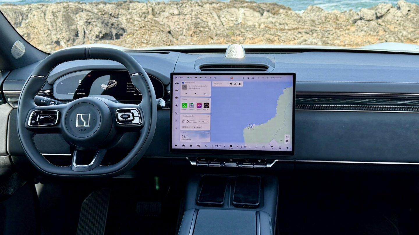 Unter dem großen Touchscreen gibt es physische Tasten und einen Lautstärke-Regler.
