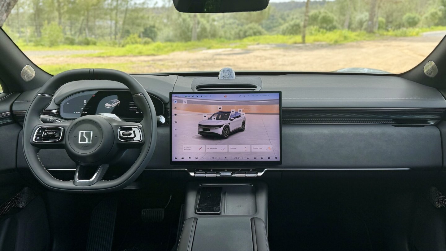 Das Cockpit des Zeekr 7X mit 16-Zoll-Display und hochwertiger Verarbeitung