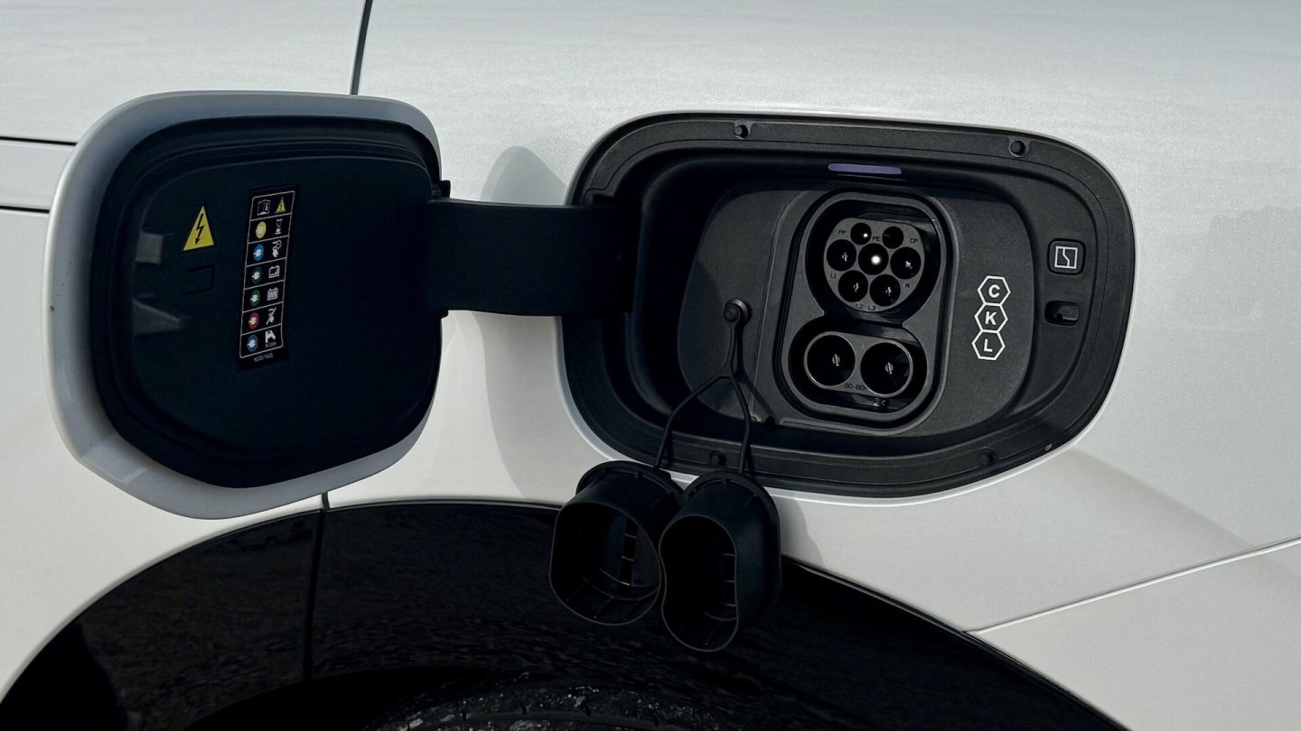 Wechselstrom fließt mit 22 kW, am Schnelllader sollen bis zu 480 kW möglich sein - aber nicht bei uns.