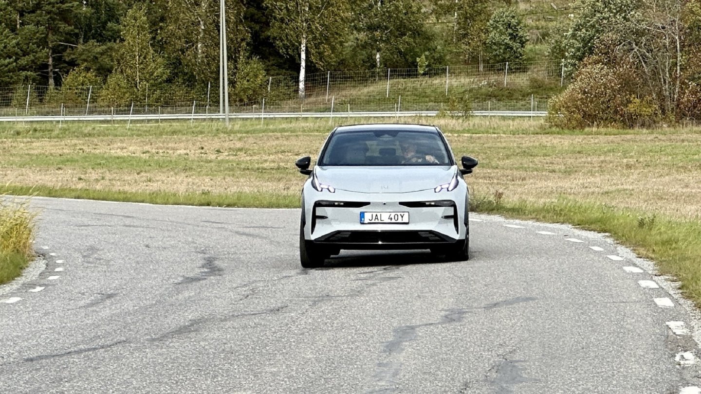 Auch zügige Kurven steckt das Fahrwerk sicher weg.