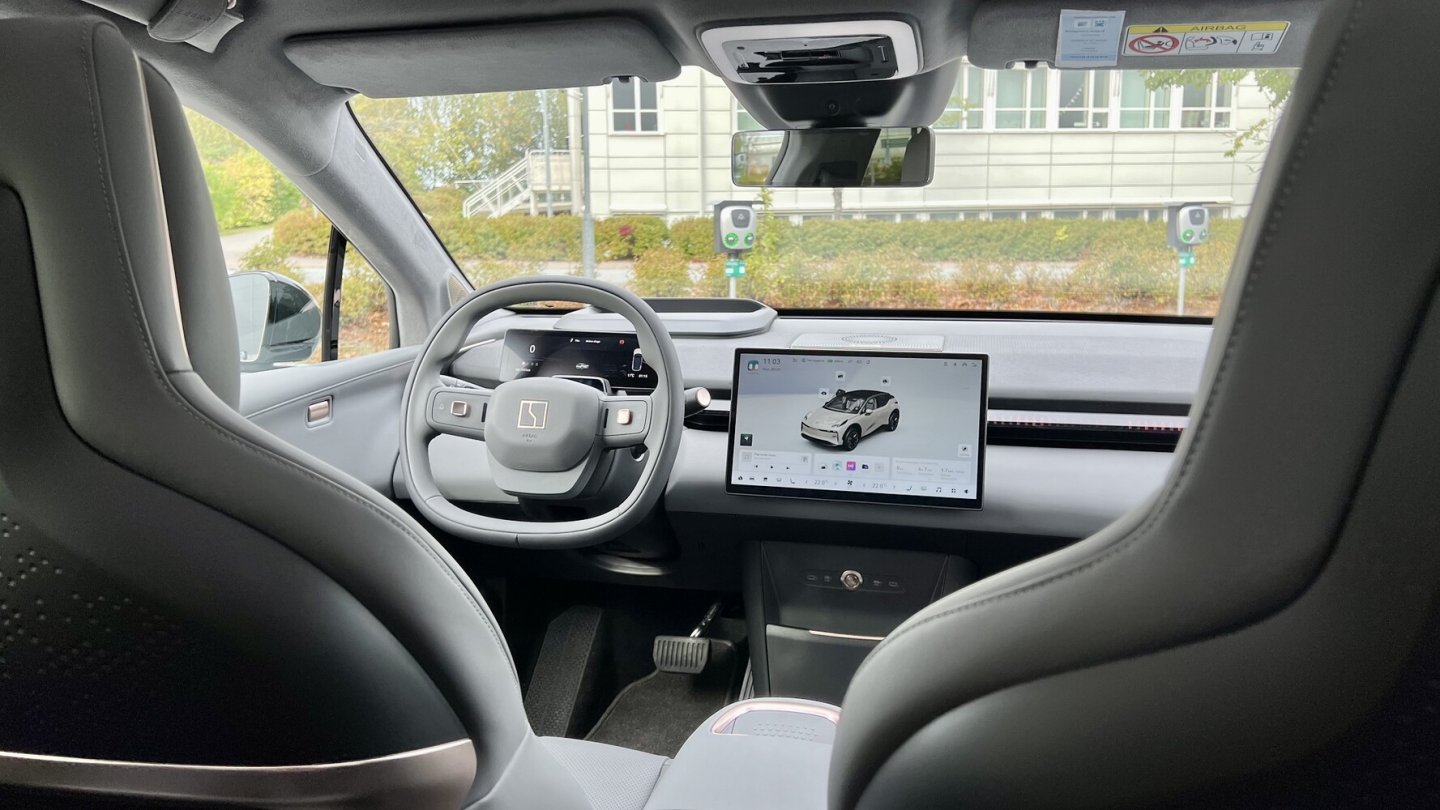 Der Innenraum gefällt mit einem hochwertigen Ambiente.