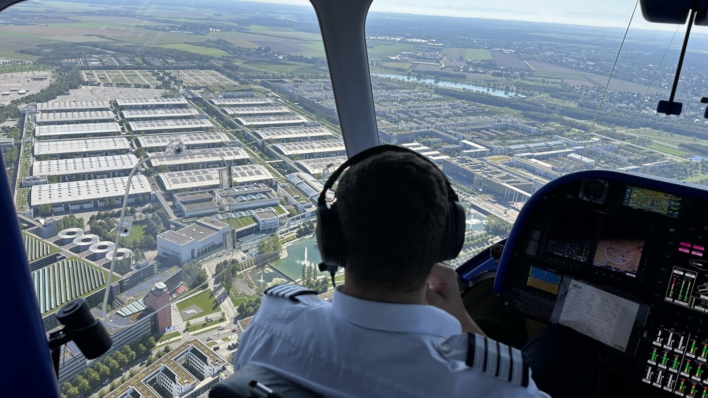 Blick von oben auf den IAA Summit, der zeitgleich in den Messehallen stattfand.