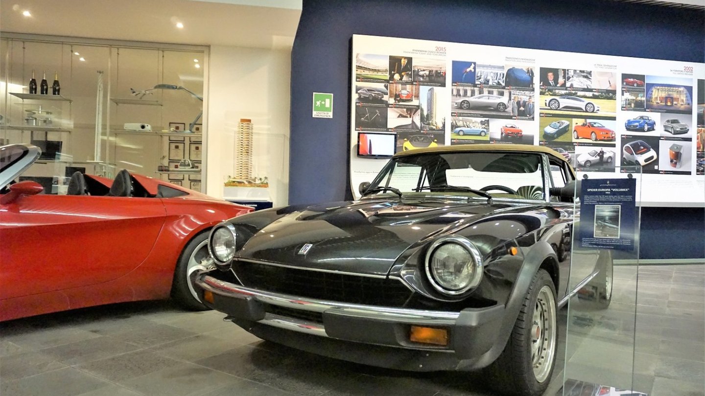 Einer von unzähligen Design-Klassikern aus Turin: Der Fiat 124, später Pininfarina 124 Spidereuropa.