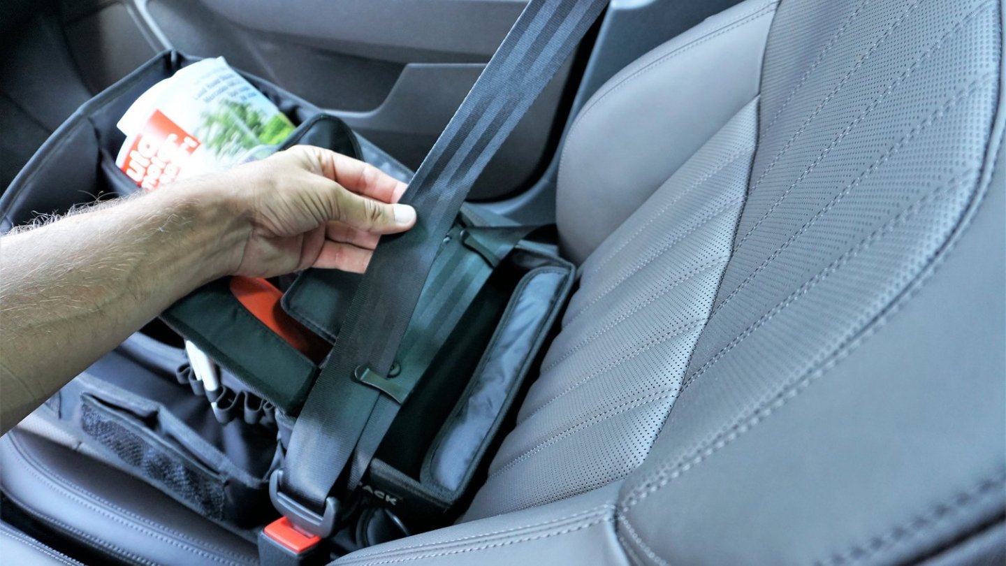 Doppelt mit Gurt gesichert hält sich der Slotpack fest.